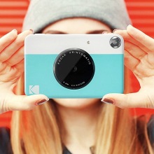 Person using the KODAK Printomatic Digital Instant Print Camera.