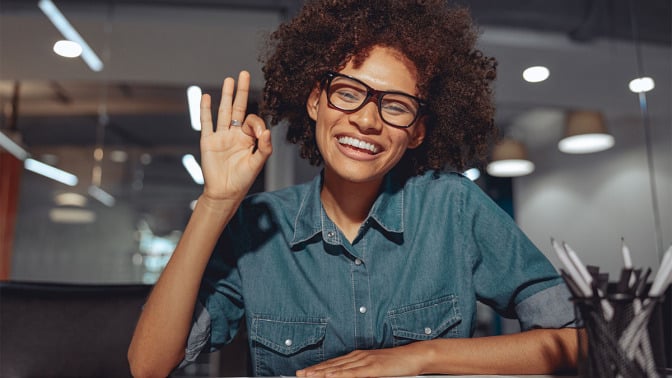 woman signing letter "F"